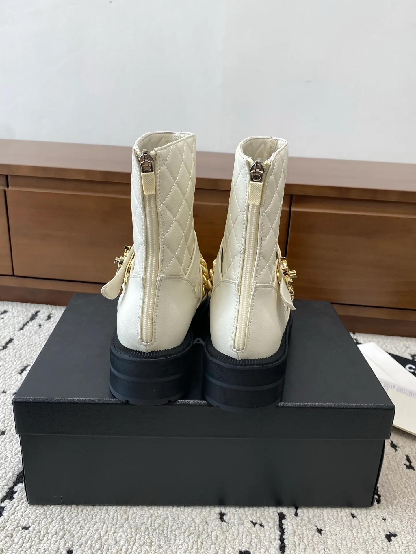 👟👟Ex-factory price 700👟👟 High version🍀 CHANEL 2025s autumn and winter series short boots, made of imported cowhide, with an additional height of 5cm to show leg length. Chanel's classic rhombus is used on the boot shaft, which Xiao Meimei particularly likes. This is Chanel's most popular style this autumn and winter. In addition, the entire boot shaft is equipped with a classic chain and school bag buckle. It is made of full-grain cowhide and uses a rear zipper. It is easy to put on the foot and super comfortable. It is a must-have for this autumn and winter. 🔴 Upper material: imported cowhide leather with anti-rust metal chain ❤︎ Consistently authentic ❤︎ Outsole: original Italian anti-slip rubber outsole Number of yards: 35-40 (40 is custom-made, non-refundable and non-exchangeable) Buy now 👉 Buy now 👉 Buy now 👉 Buy now 👉 Buy now 👉 Buy now 👉 Buy now 👉 Buy now 👉 Buy now 👉 Buy now 👉